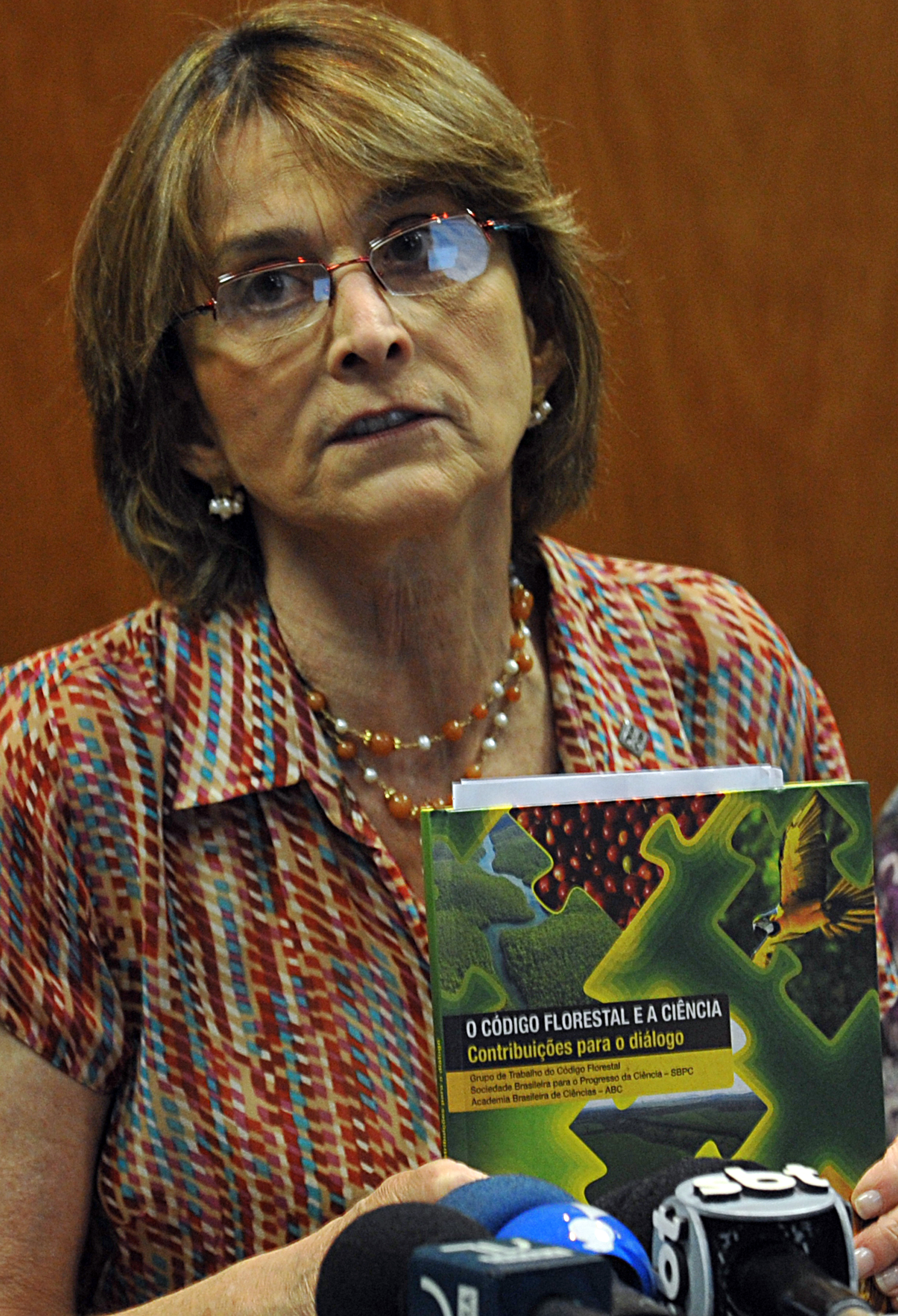 ... Helena Nader, apresenta os resultados de estudos realizados pela SBPC e pela ABC, que analisou as questões relativas ao Código Florestal brasileiro à ... - 25042011VAC7579