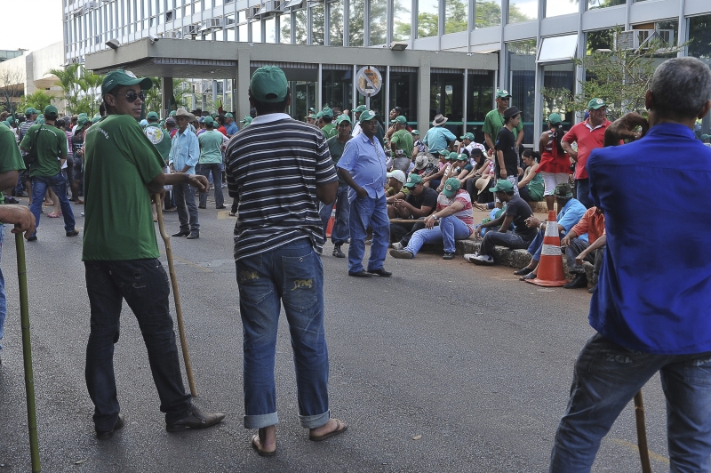 Integrantes do Movimento Camponês Popular acampam no Ministério do