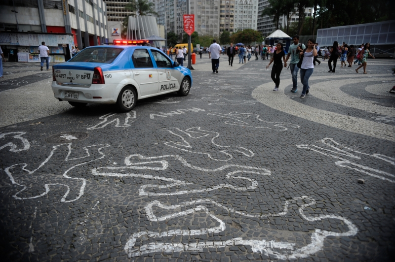 Resultado de imagem para Campanha contra homicÃ­dios de jovens negros pinta centenas de silhuetas de corpos no chÃ£o do Largo da Carioca