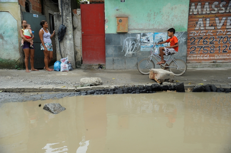 Belford Roxo, na Baixada Fluminense. A falta de acesso a água potável e saneamento básico adequado é uma das causas da tuberculose. Foto: Agência Brasil