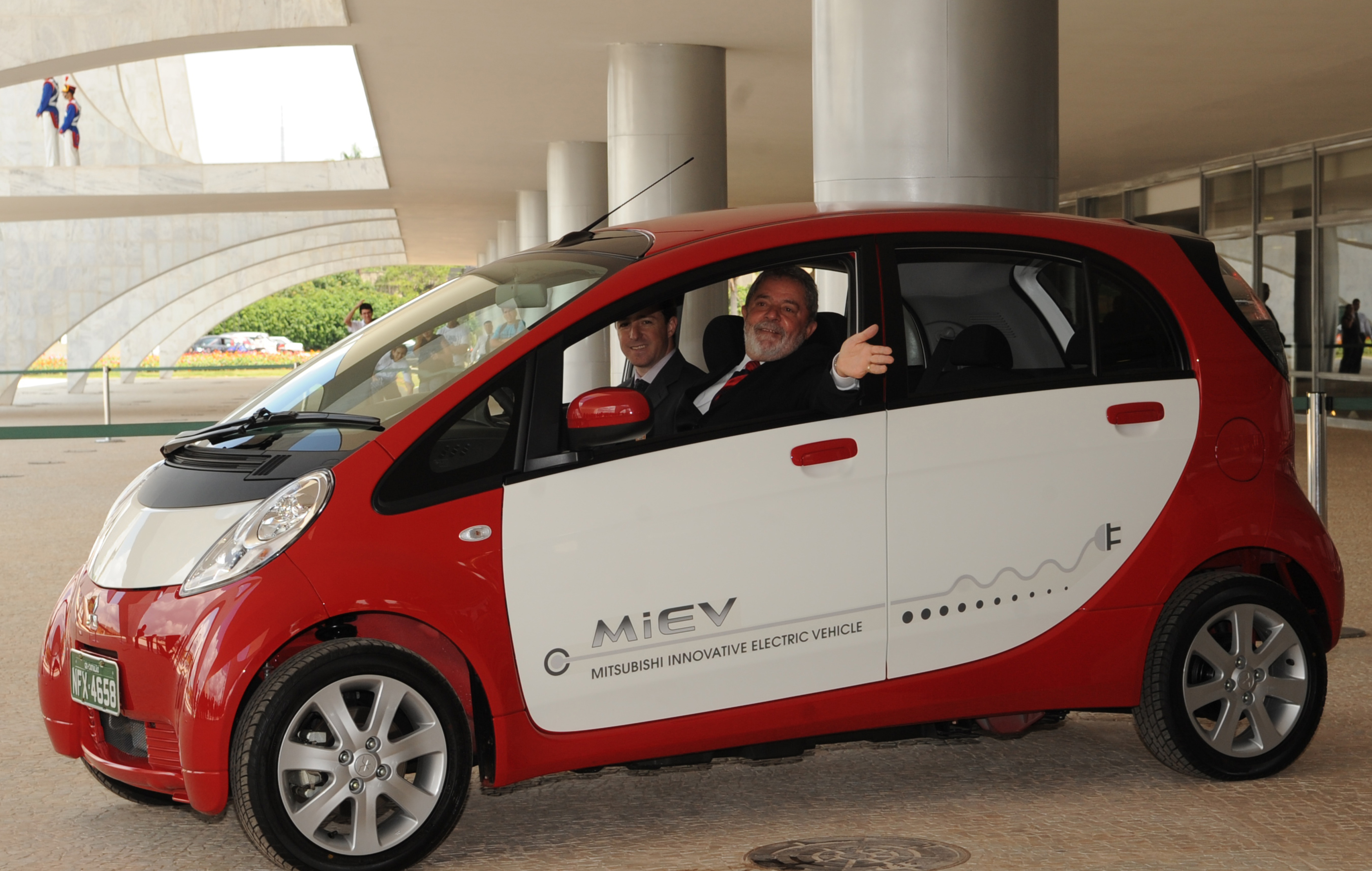 Mitsubishi apresenta carro elétrico ao presidente Lula | Agência Brasil