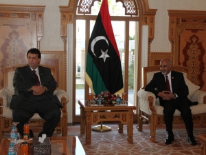 Trípoli (Líbia) - O deputado Adrian Mussi (PMDB) conversa com o presidente da Líbia, Mohamed Al Magarief, em audiência na qual participaram autoridades líbias e brasileiras 