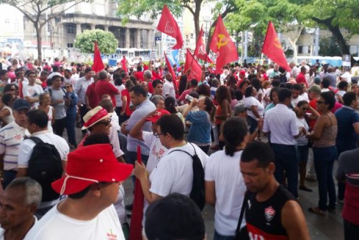  Ato contra o impeachment em Salvador reuniu 12 mil pessoas, segundo a PM 