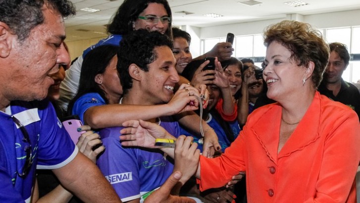 Presidenta Dilma Rousseff cumprimenta formandos Pronatec após cerimônia de formatura do Pronatec