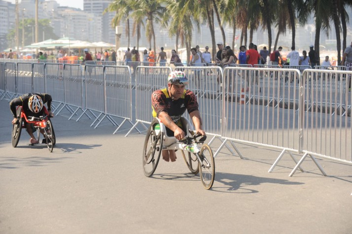 Atleta paralímpico no segundo evento-teste de triatlo para os jogos olímpicos Rio 2016 na praia de Copacabana 