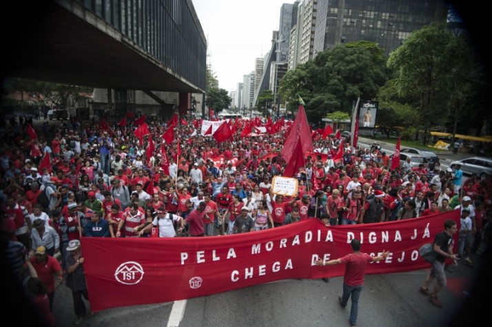 Manifestantes protestam no vão-livre do Masp por moradias populares