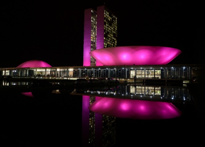 Monumentos ganham iluminação especial no Outubro Rosa