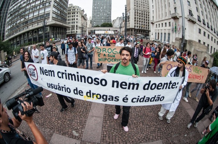 Durante a manifestação, no Viaduto do Chá, região central de São Paulo, os organizadores distribuíram bebidas alcoólicas, cigarros, chás e doces
