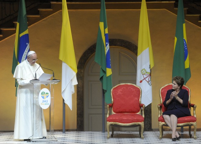 Rio de Janeiro - Presidenta Dilma Rousseff ouve o discurso do papa Francisco, durante recepção no Palácio Guanabara