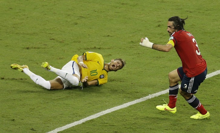 Neymar chora ao cair no chão