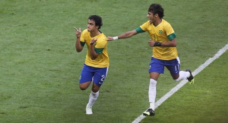 Rafael e Neymar comemoram gol do Brasil