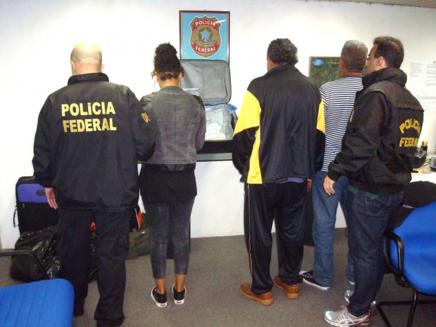 A Polícia Federal prendeu em  na madrugada de hoje, 11/7, uma estudante holandesa de 21 anos de idade, com quase 2,5 quilos de cocaína, quando tentava embarcar para Lisboa no Aeroporto Internacional do Rio de Janeiro (Galeão)