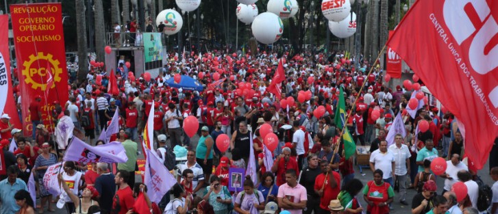 Manifestantes realizam ato pela democracia, na praça da Sé, no centro de São Paulo