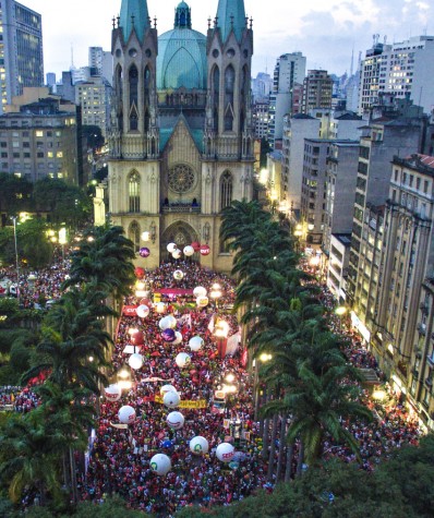 Manifestantes realizam ato em defesa da democracia, em São Paulo 