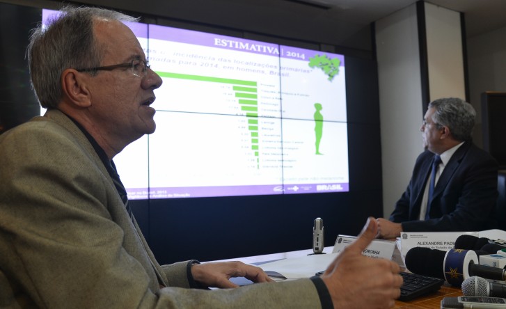 Brasília - O ministro da Saúde, Alexandre Padilha, e o coordenador de prevenção e vigilância do Inca, Claudio Noronha, apresentam as estimativas de novos casos de câncer no Brasil