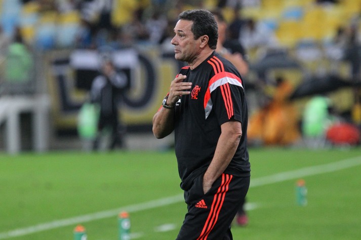 Flamengo vence Botafogo e sai da lanterna do Brasileirão