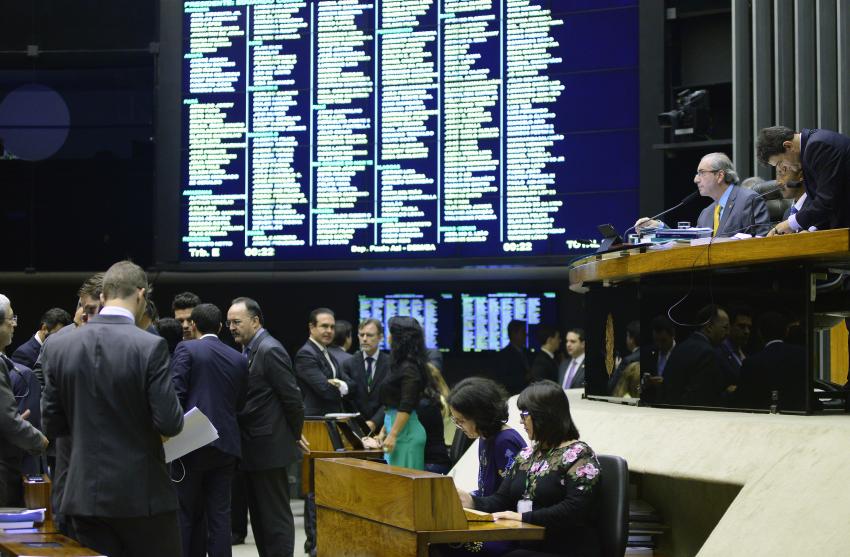 Pautas-bomba: Deputados faltam votação e frustram parte do ajuste fiscal de  Dilma, Brasil