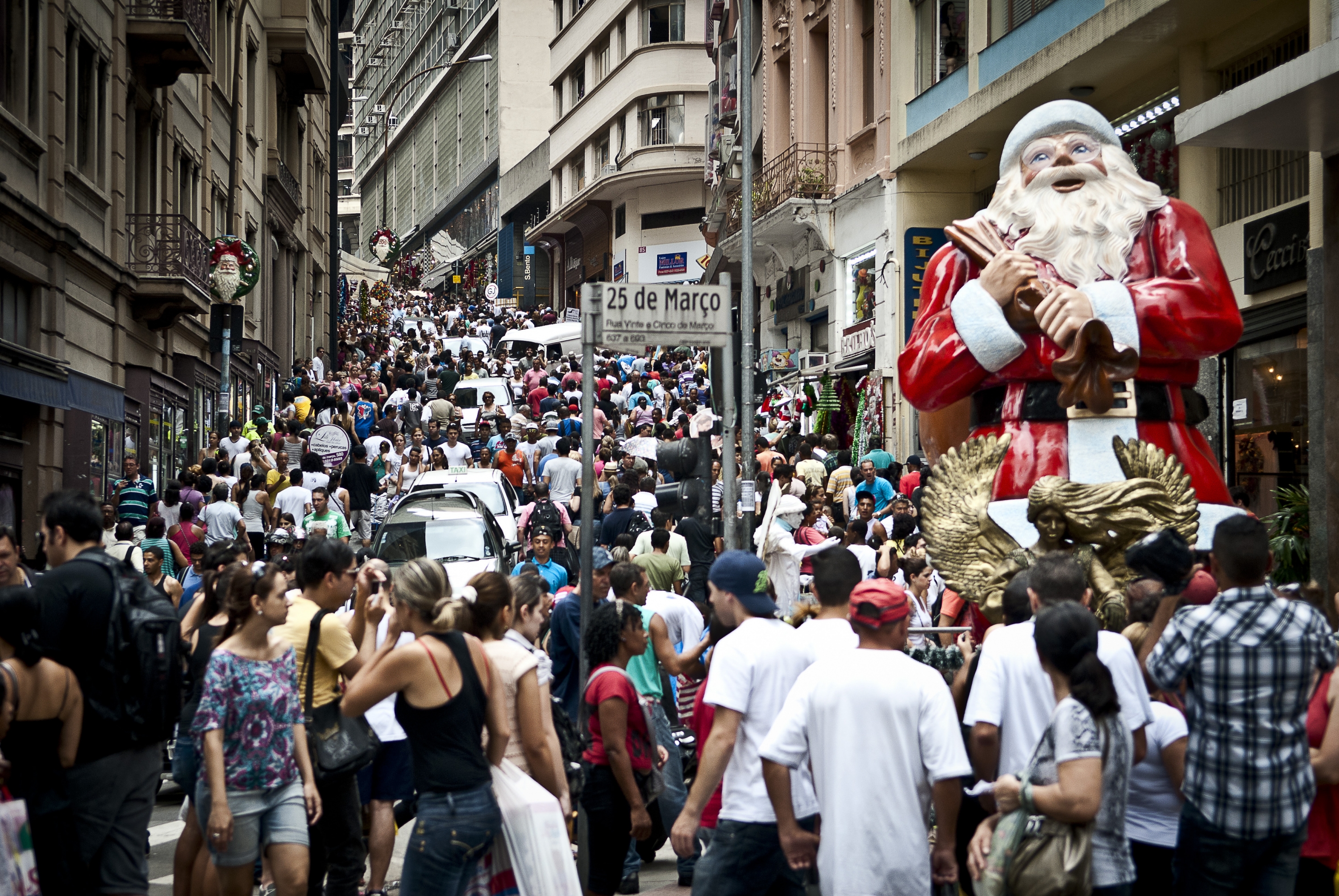 EBC | Rua 25 de Março registra movimento intenso na véspera do Natal