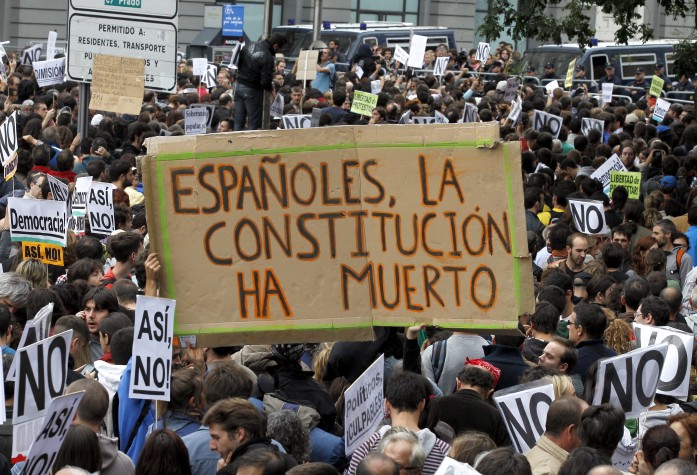 "A constituição morreu", diz cartaz em protesto na Espanha