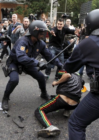 Manifestante é agredido por policial durante protesto na Espanha