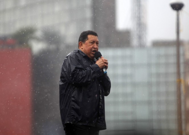 O presidente Hugo Chávez tenta o terceiro mandato consecutivo este domingo