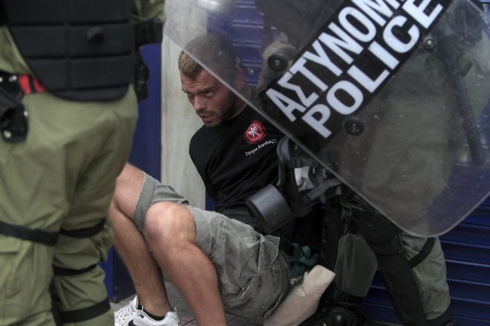 Manifestante preso durante protesto na Grécia