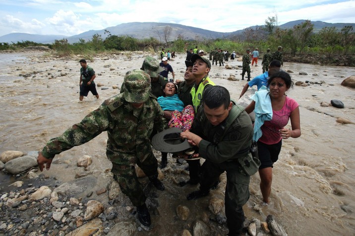 A colombiana grávida Marcela Sorza é ajudada pelo exército a cruzar fronteira com a Venezuela