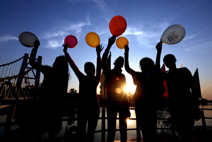 Jovens com balões comemoram o ano novo em Bhopal, na Índia