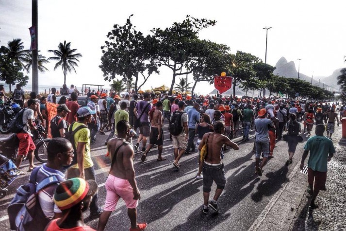 O desfile-manifesto dos Garis cariocas chega ao bairro do Leblon, na Zona Sul do Rio
