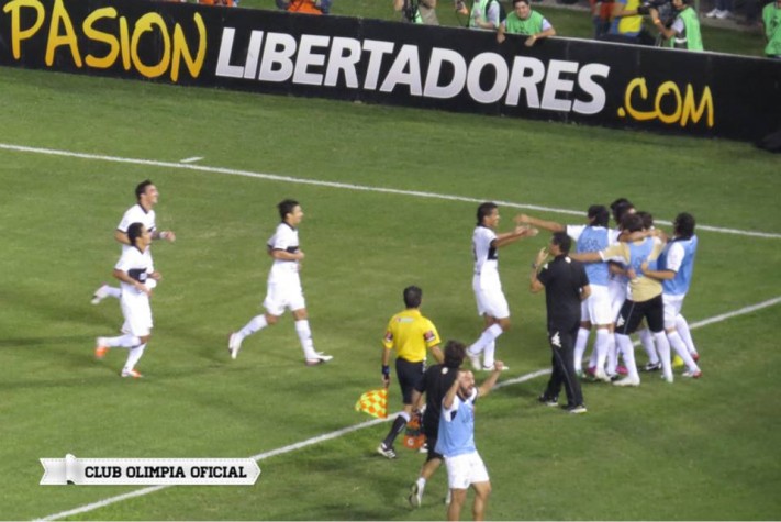 Jogadores do Olimpia comemoram gol contra o Atlético