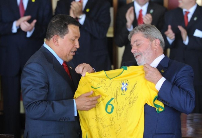 Hugo Chávez recebe do presidente Lula camisa da Seleção Brasileira de futebol durante encontro no Itamaraty