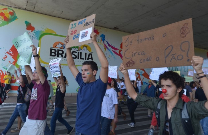 Manifestação em frente ao Mané Garrincha 
