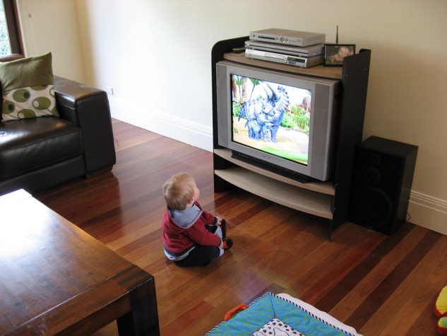 Criança assiste à televisão