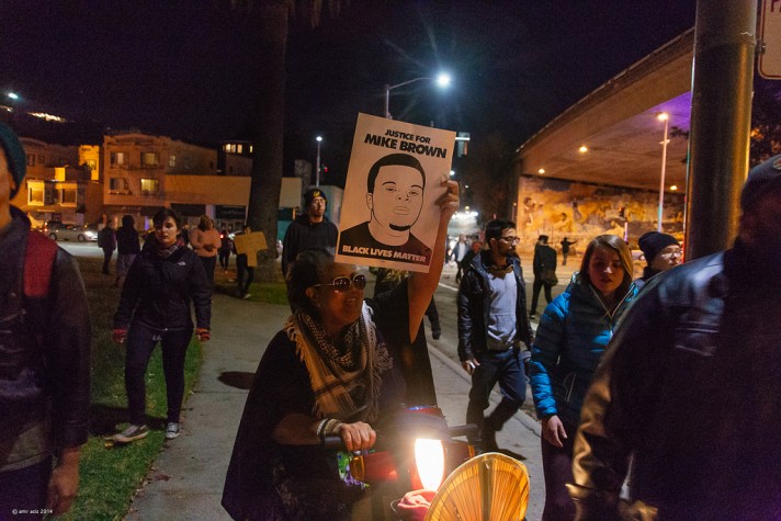 Manifestantes protestam na Califórnia contra ausência de indiciamento de policial