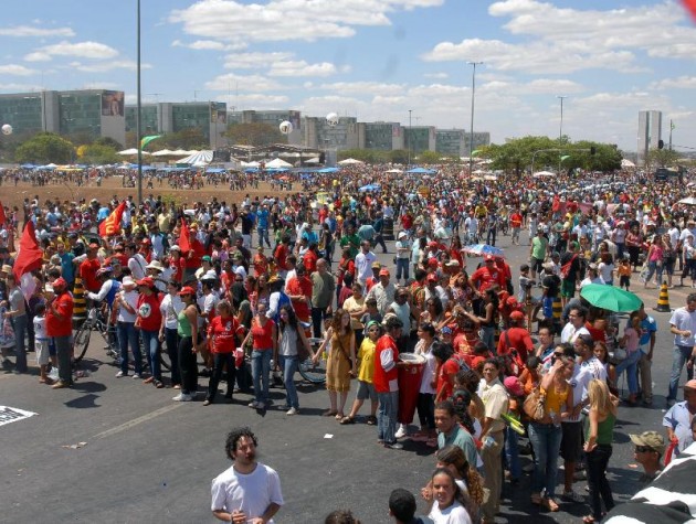 Grito dos excluídos em Brasília, multidão protesta na Esplanada dos Ministérios