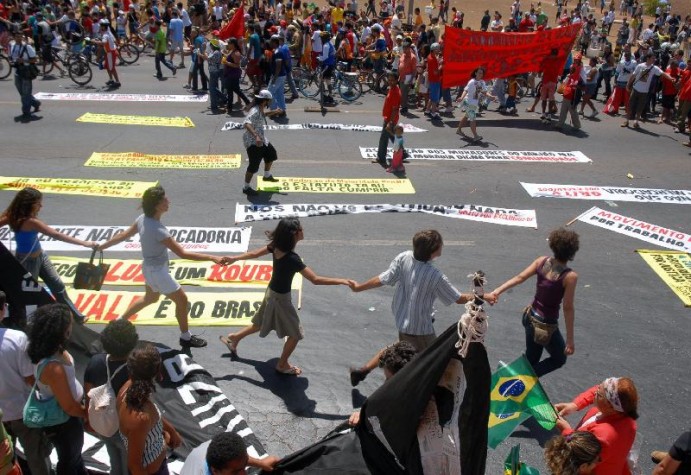 Manifestantes do grito dos Excluídos formam uma roda na Esplanada do Ministérios