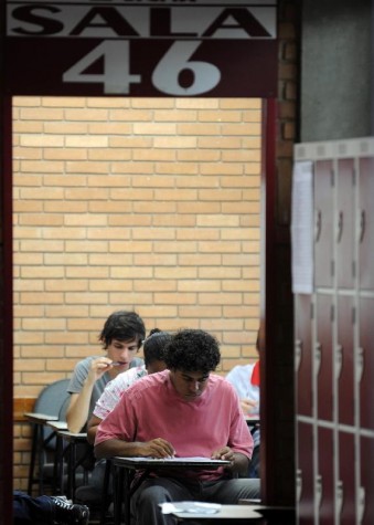 Estudantes fazem provas de biologia, física, química e matemática no segundo dia de vestibular da Universidade de Brasília 