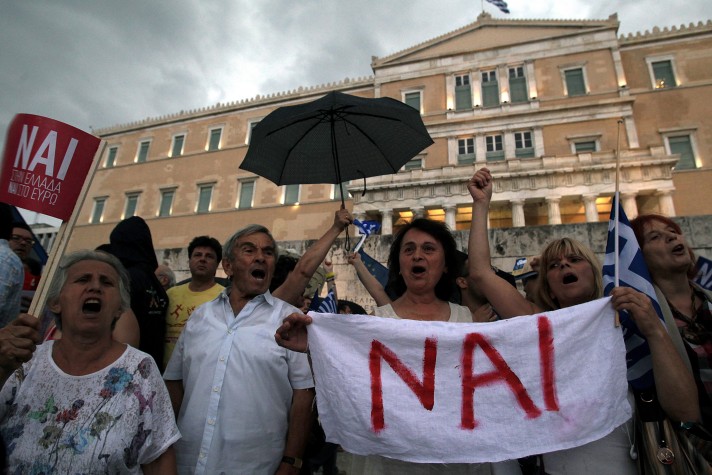Manifestantes na Praça Syntagma, no centro de Atenas, apoiam a permanência da Grécia na Zona do Euro