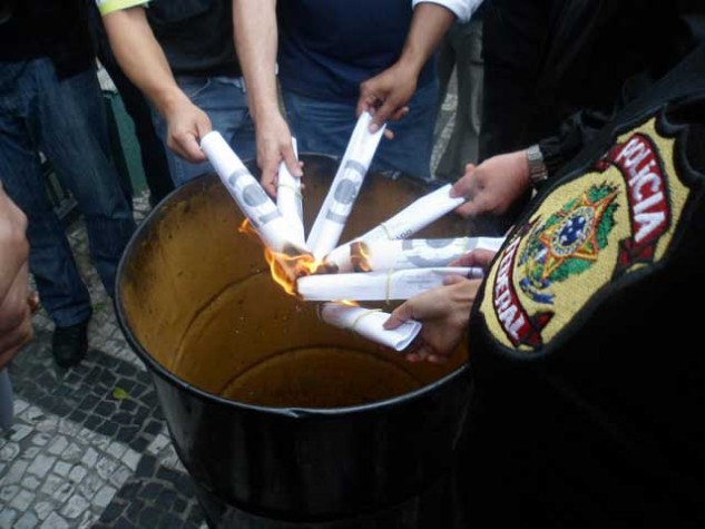 Policiais Federais em greve queimam diplomas em São Paulo
