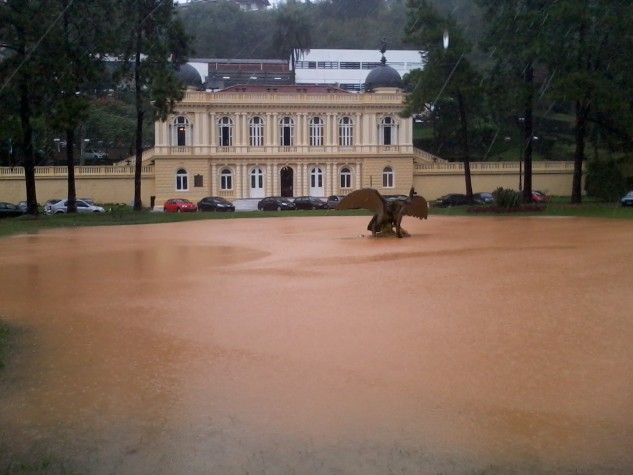 Chuvas provocam alagamento e prejuízos em Petrópolis, no RJ