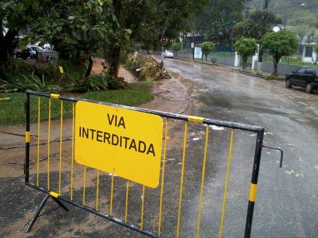 Chuvas provocam alagamento e prejuízos em Petrópolis, no RJ