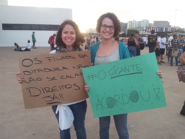 Manifestantes exibem cartazes em protesto de Brasília