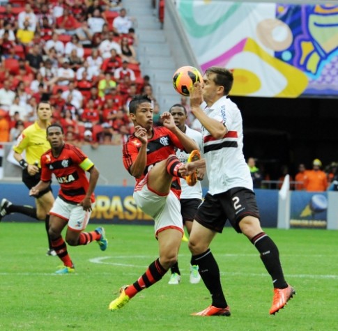 Flamengo e São Paulo empatam no Mané Garrincha