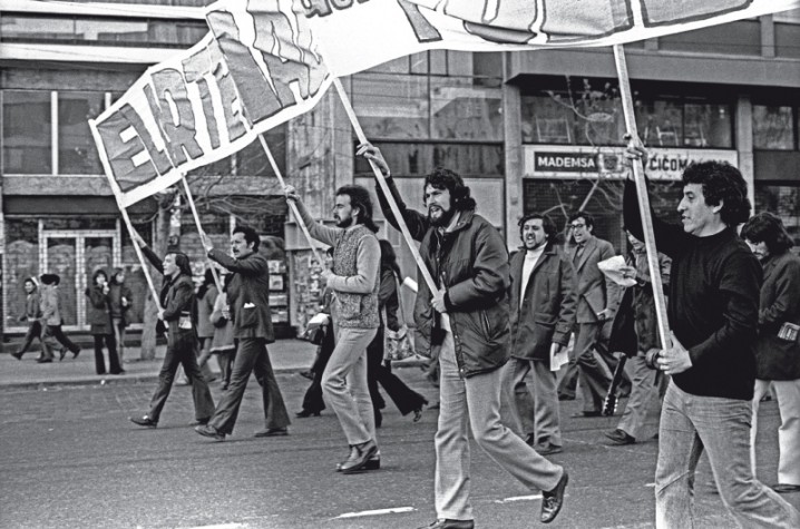 Flagrante da passeata pelo terceiro aniversário da vitória de Allende, posteriormente conhecida como “última marcha”. No canto direito da imagem está o cantor comunista Víctor Jara, que seria executado menos de uma semana após o golpe.