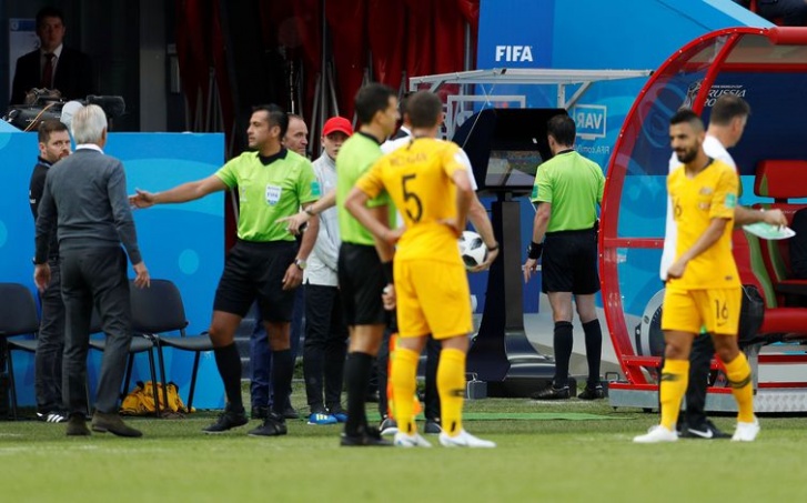 Copa 2018:França e Austrália. Árbitro Andres Cunha revê lance em VAR antes de conceder uma penalidade para a França