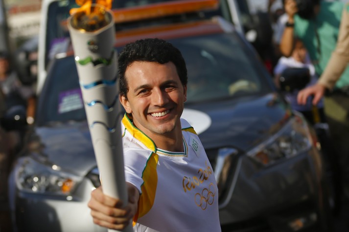 Renzo Agresta carrega a tocha olímpica em Assis (SP)