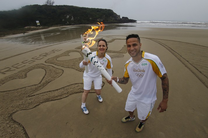 Os jogadores de futebol Bruno Vieira e Karin Kestering participaram do revezamento da tocha em Torres (RS)