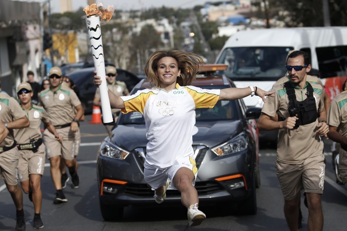 Jade Barbosa conduz a tocha olímpica em Curitiba (PR)