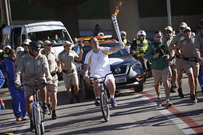 Em Sorocaba, o condutor Ricardo Perez conduziu a tocha olímpica de bicicleta