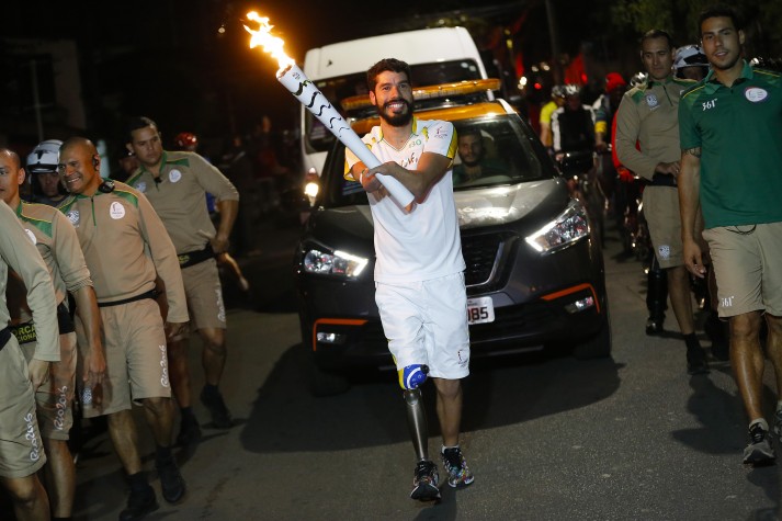 Daniel Dias conduz a tocha olímpica em Campinas